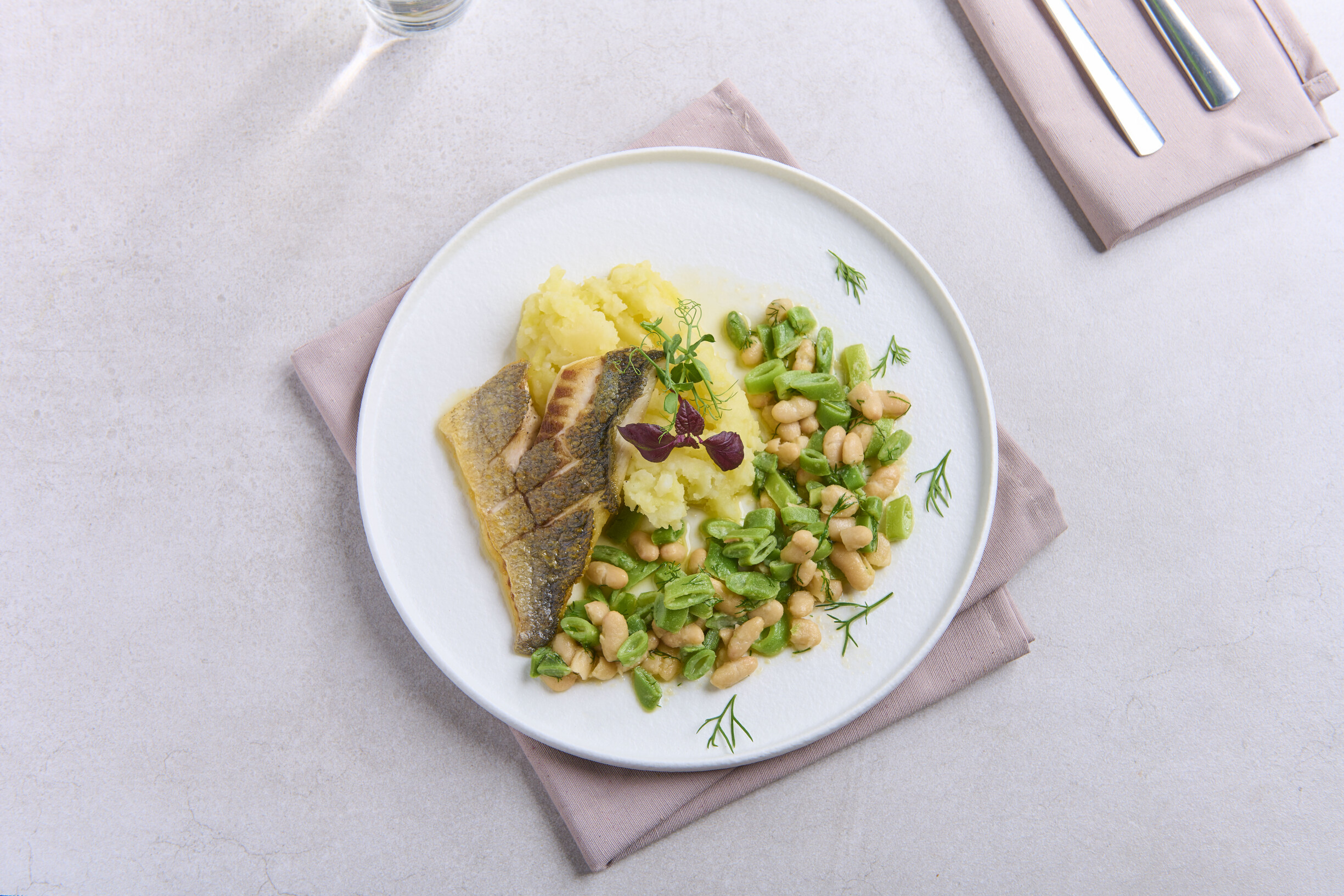 Snijbonen, op vel gebakken witvis en gestampte aardappelen