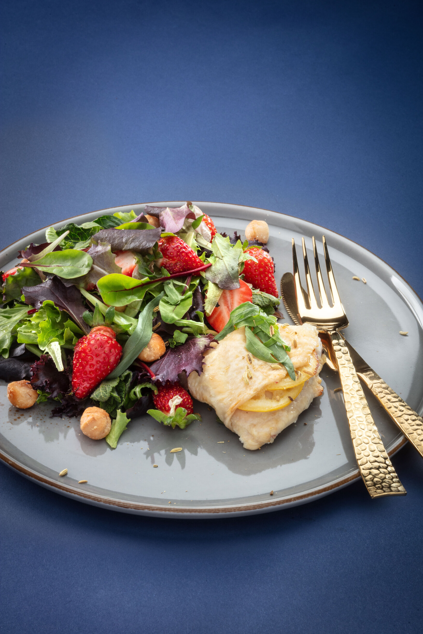 Kipkarbonade met kruidensla en aardbei