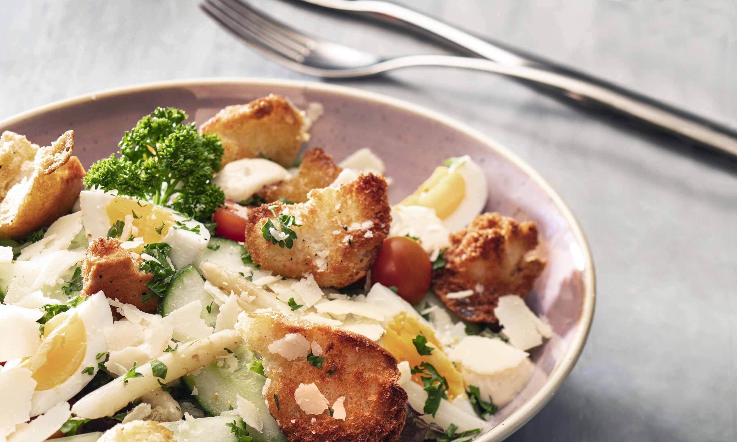 Caesar salade met witte asperges